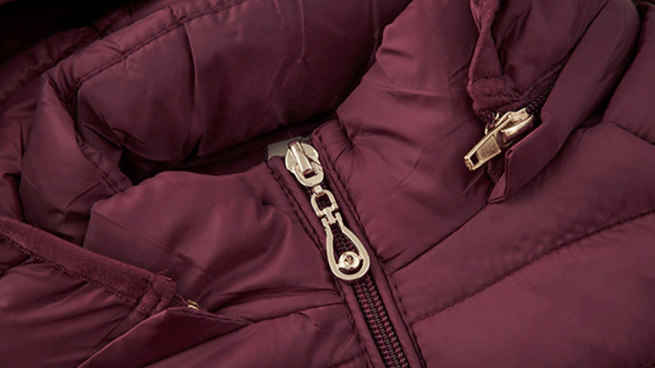 Vista laterale del piumino leggero FALIVELLI con tasche funzionali con cerniera