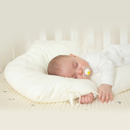 Bambino che dorme tranquillo sul cuscino Rassivo con tessuto traspirante
