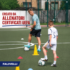 Giovane giocatore che sviluppa il piede debole con il Tappetino da Allenamento Calcio Pro