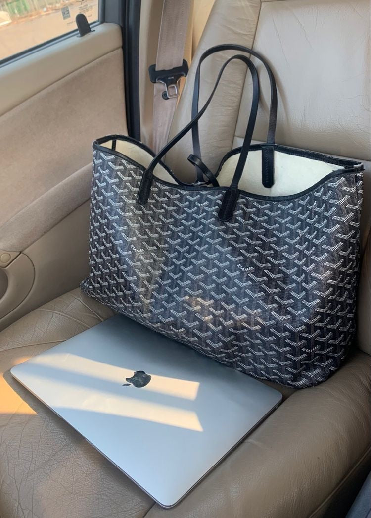 Dettaglio della grande capienza della borsa elegante da donna