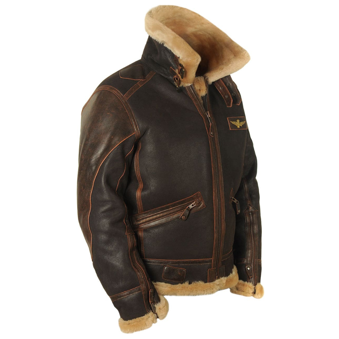 Uomo che indossa la giacca bomber in abbinamento casual