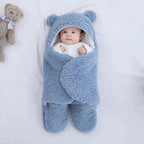 Neonato comodo e caldo nella coperta avvolgente con orecchie da orsetto