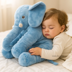 Bambino che abbraccia elefante peluche gigante durante il riposo